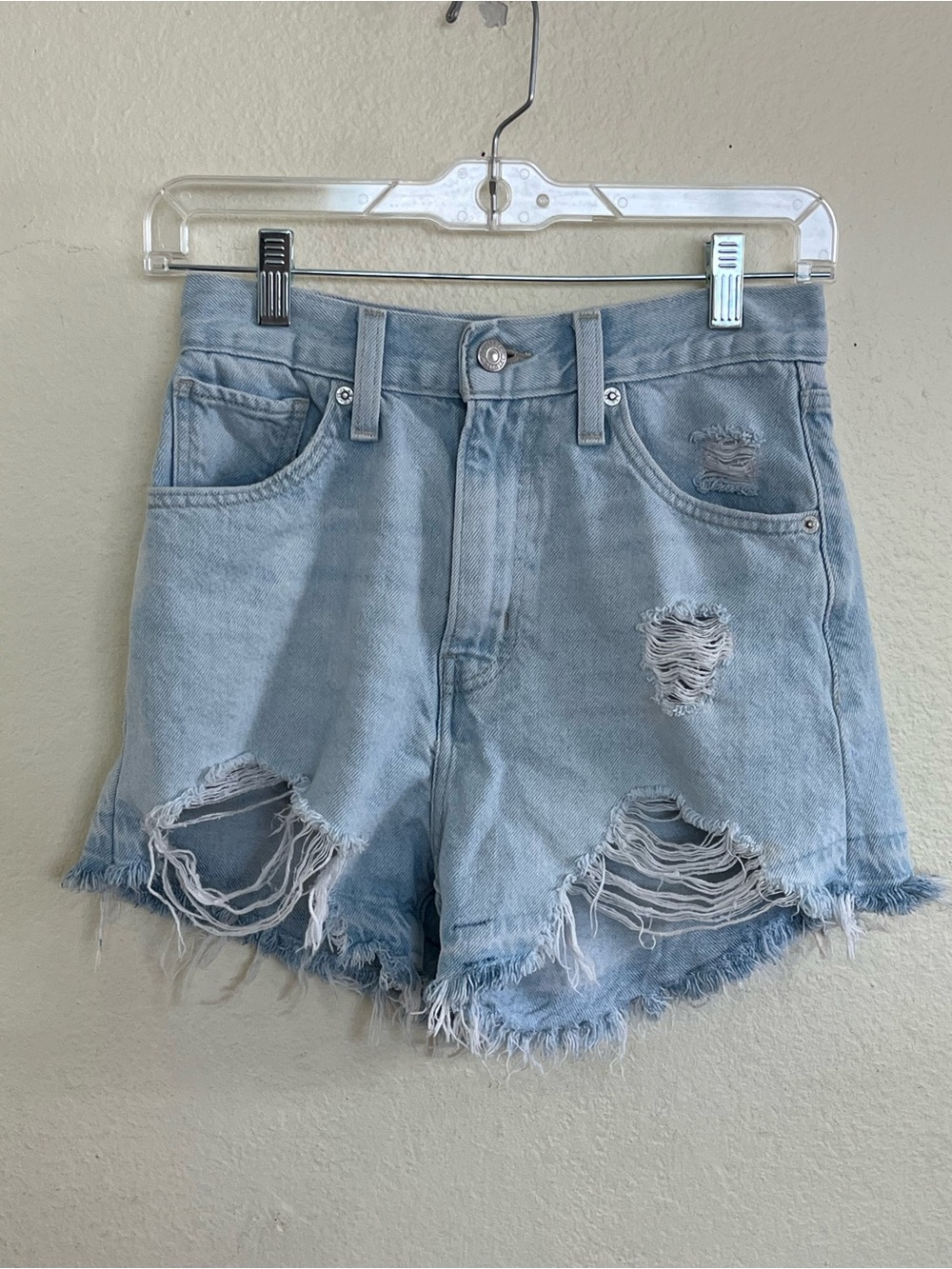 Levi’s Original High Waisted Mom Distressed Frayed Shorts Light Wash Size 24